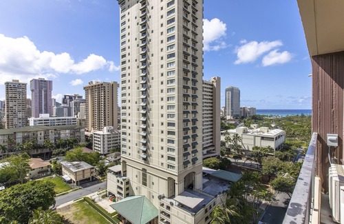 Waikiki Condo | Partial Ocean View King STUDIO with Kitchenette and FREE WIFI!