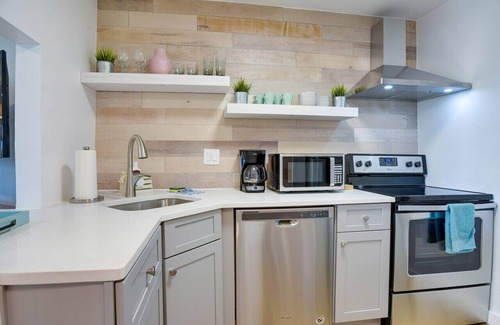 Holiday Isle Apartment | Partial Ocean View @ Sandpiper Cove - Netflix included