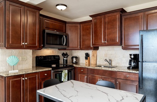Waikiki Condo | Partial Ocean View Waikiki Suite, Close to beach, AC, Free Wi-Fi & Pool!