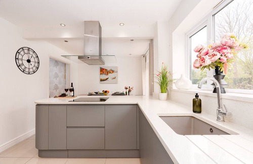 Kirkby House | Partridge Rise | Near Aintree | Sleeps 9