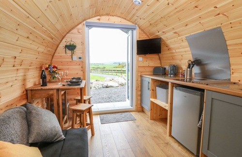 Rhosgoch Cottage | PARYS POD, with hot tub in Amlwch