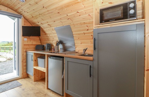 Rhosgoch Cottage | PARYS POD, with hot tub in Amlwch