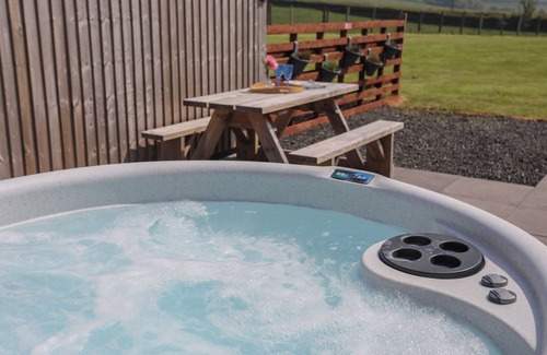 Rhosgoch Cottage | PARYS POD, with hot tub in Amlwch