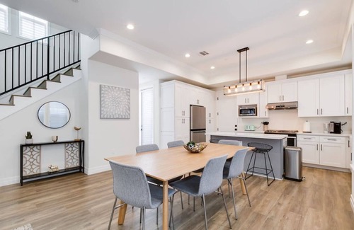 Lamanda Park House | Pasadena Home- Walking Dist. to Rose Bowl Parade