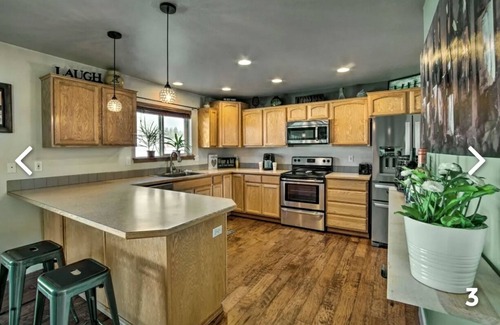 Pasco House | Pasco Oasis Get Away - In-ground pool and hot tub open June-Sept, 4 bed 2.5 bath