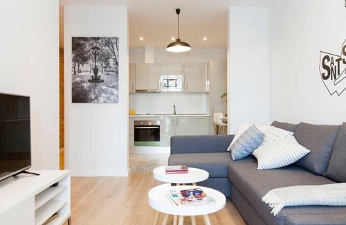 L'Antiga Esquerra de l'Eixample Apartment | Paseo de Gracia spacious 4BD - 4BTH