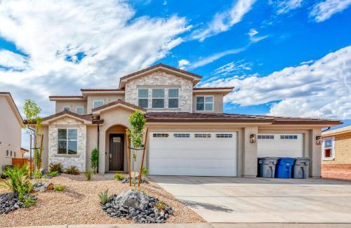 Sienna Hills House | Paseos 1121 Sleeps 15, Private Hot Tub, Near Sand Hollow, and Quail Lake