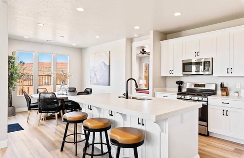 Washington House | Paseos Poolhouse, PRIVATE POOL AND HOT TUB!