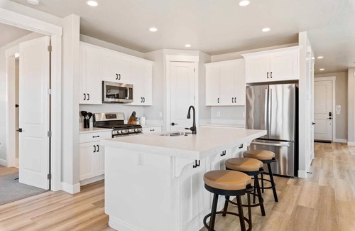 Washington House | Paseos Poolhouse, PRIVATE POOL AND HOT TUB!