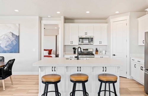 Washington House | Paseos Poolhouse, PRIVATE POOL AND HOT TUB!