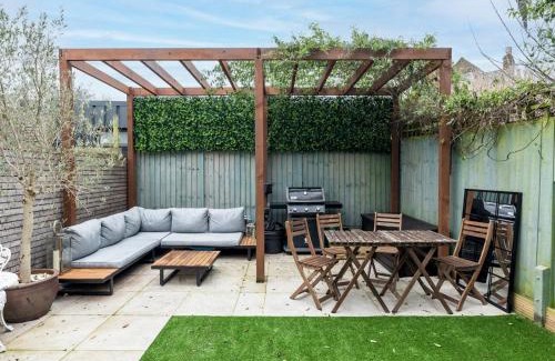 Canbury House | Pass the Keys Gorgeous 4 bedroom with parking Kingston London