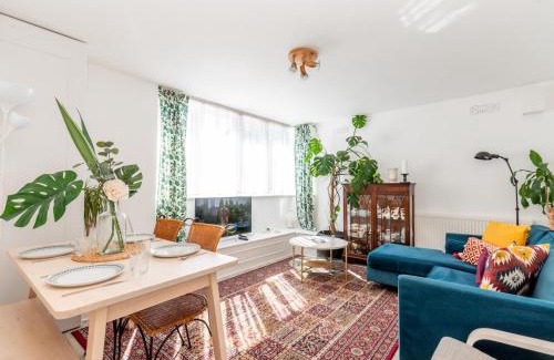 Coombe Hill Apartment | Pass the Keys Charming Tranquil 2 BR Kingston Escape London