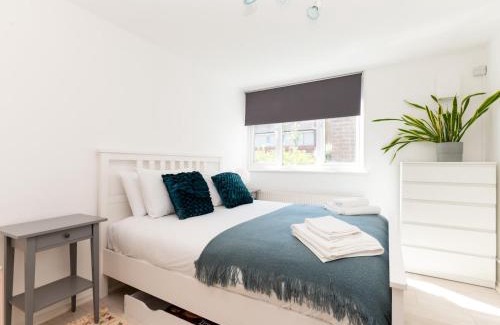 Coombe Hill Apartment | Pass the Keys Charming Tranquil 2 BR Kingston Escape London