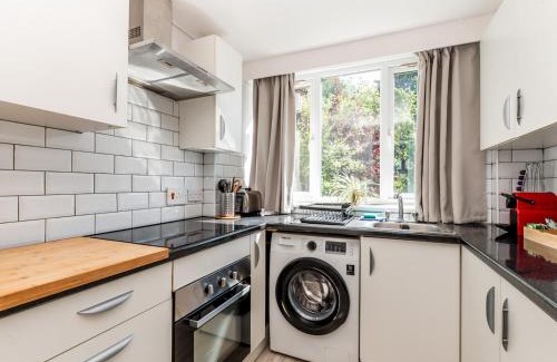 Coombe Hill Apartment | Pass the Keys Charming Tranquil 2 BR Kingston Escape London