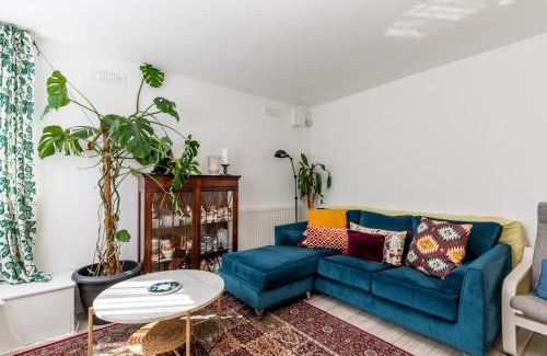 Coombe Hill Apartment | Pass the Keys Charming Tranquil 2 BR Kingston Escape London