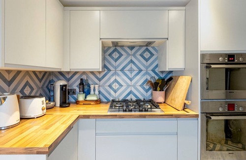Greenwich House | Pass the Keys | 2-Bed 2 Baths Home/Garden/Great Travel Links
