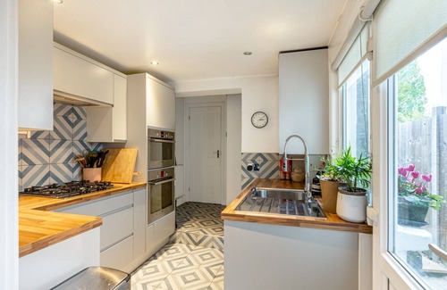 Greenwich House | Pass the Keys | 2-Bed 2 Baths Home/Garden/Great Travel Links