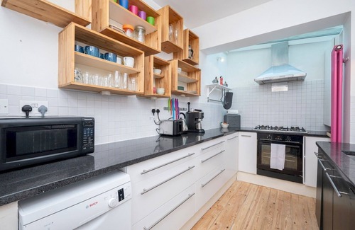 Hackney House | Pass the Keys | Airy 1850s Coach House with Private Balcony