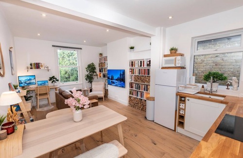 Norbiton House | Pass the Keys | Beautiful, Zen 1 Bed Home, free parking - Kingston
