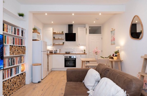 Norbiton House | Pass the Keys | Beautiful, Zen 1 Bed Home, free parking - Kingston