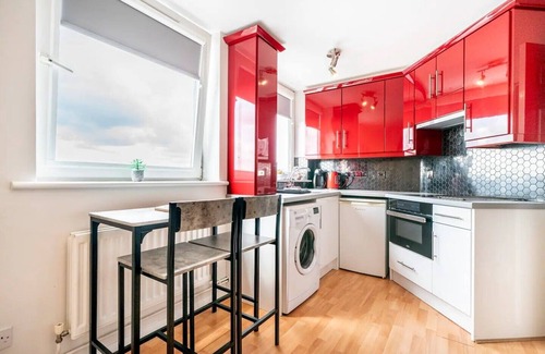 Queens Quarter Apartment | Pass the Keys | Beautiful 1BD Flat with Great View - Close to Everything!