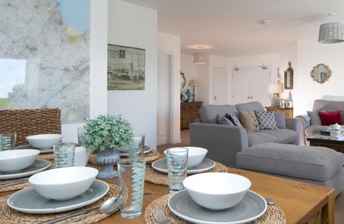 Trearddur Bay Apartment | Pass the Keys Beautiful 3 bedroom apartment with Pool Access