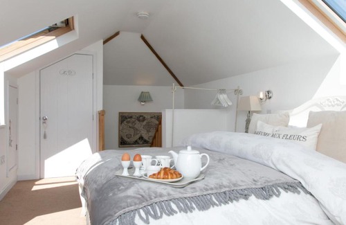 Trearddur Bay Apartment | Pass the Keys Beautiful 3 bedroom apartment with Pool Access