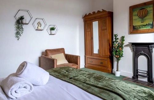 Edgbaston House | Pass the Keys | Best View In Birmingham - 5 Bed Character House