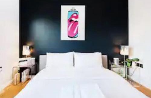 Riverside Apartment | Pass the Keys Boutique London Flat near Tower Bridge and Tube