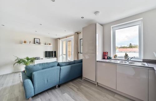 Runnymede Apartment | Pass the Keys Bright modern flat wparking
