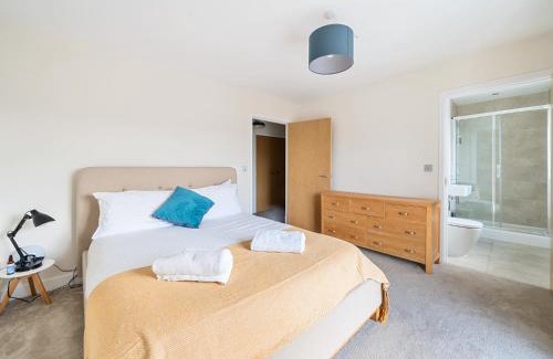 Runnymede Apartment | Pass the Keys Bright modern flat wparking