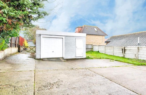 St. Michael's House | Pass the Keys | Bright Spacious Home Away From Home With Parking