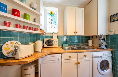 Askew Apartment | Pass the Keys | Bright & Stylish Garden Flat in Trendy West London
