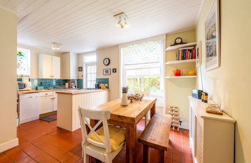 Askew Apartment | Pass the Keys | Bright & Stylish Garden Flat in Trendy West London