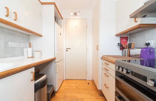 Surrey Docks Apartment | Pass the Keys | Canary Wharf View