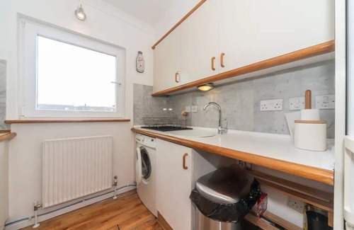 Surrey Docks Apartment | Pass the Keys | Canary Wharf View