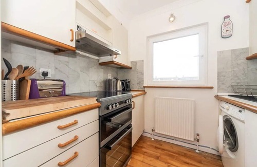 Surrey Docks Apartment | Pass the Keys | Canary Wharf View