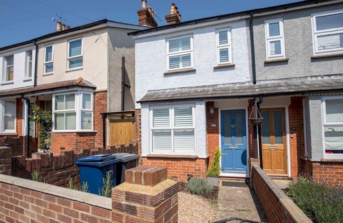 Farnham House | Pass the Keys | Character 3 Bed Cottage in Farnham, Free Parking