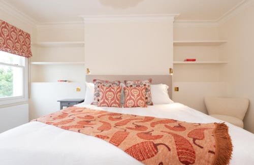 St. Helen's Apartment | Pass the Keys Charming 3-Bedroom Flat in Iconic Notting Hill