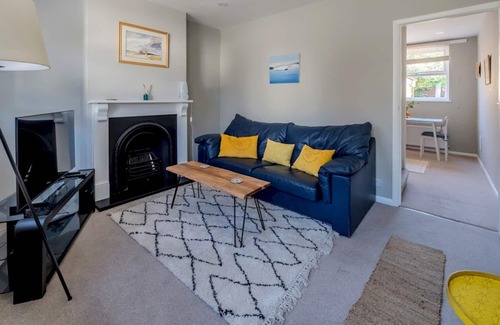 Cobham House | Pass the Keys | Charming Victorian Cottage