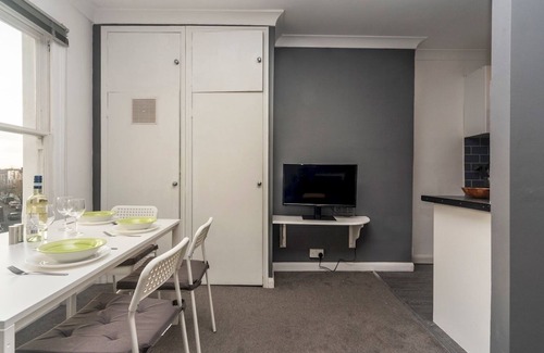 Addison Apartment | Pass the Keys | Charming Shepherds Bush Apartment Near Westfield Shopping Centre