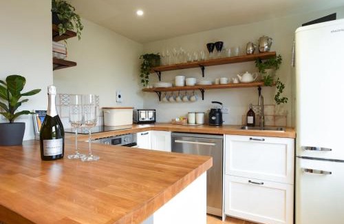 Southbourne House | Pass the Keys Cosy Cottage Retreat with Log Burner Beach Walks