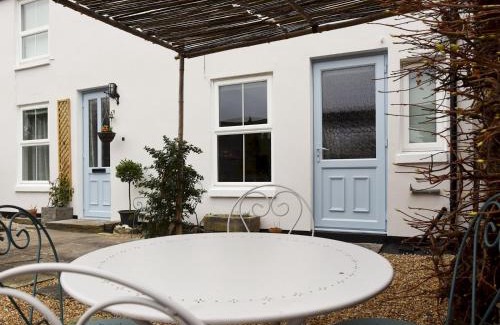 Southbourne House | Pass the Keys Cosy Cottage Retreat with Log Burner Beach Walks
