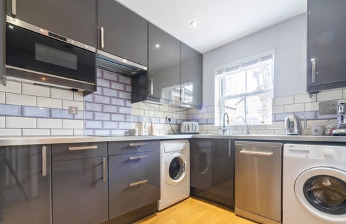 Canbury House | Pass the Keys | Family home with garden and free parking in Kingston