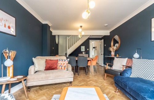 Canbury House | Pass the Keys | Family home with garden and free parking in Kingston