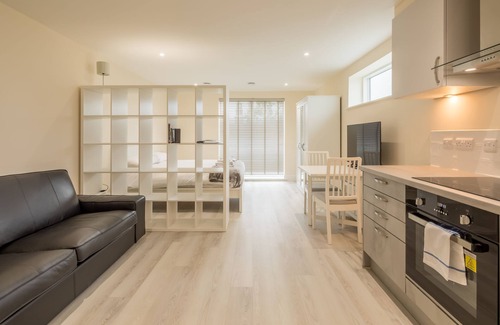 Cambridge Apartment | Pass the Keys | Flat 9 Lovell Lodge - Modern Studio near Science Park