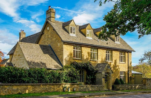 Ascott-under-Wychwood House | Pass the Keys | Sunset House18th cent cottage stunning garden