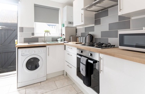 Southend-on-Sea Apartment | Pass the Keys | Seaside 2-Bedroom Flat | Parking | Sleeps 6