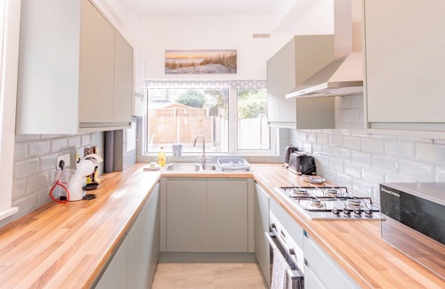 Westcliff-on-Sea Apartment | Pass the Keys | Comfortable Flat with Patio | Sleeps 4