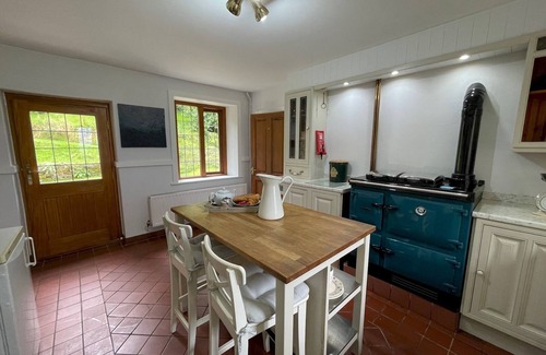Longnor House | Pass the Keys | Idyllic Historical Country Retreat for 6 & Pets